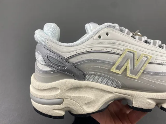 New Balance 9060 Off-White et gris sneakers chunky 3
