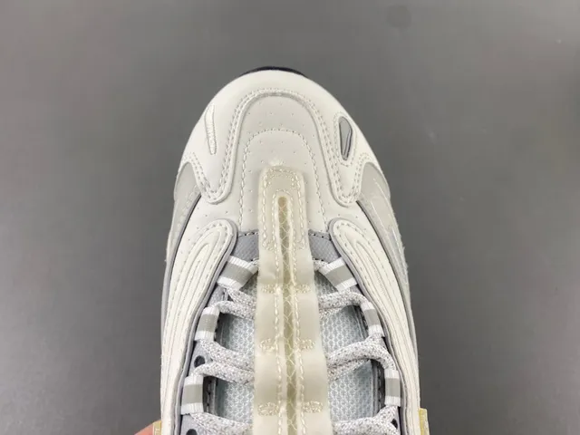 New Balance 9060 Off-White et gris sneakers chunky 5