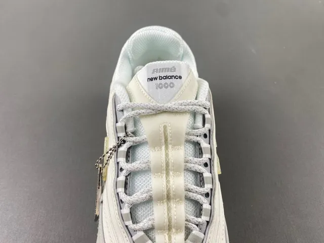 New Balance 9060 Off-White et gris sneakers chunky 6