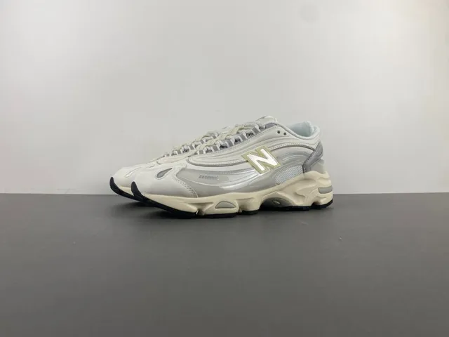 New Balance 9060 Off-White et gris sneakers chunky 10