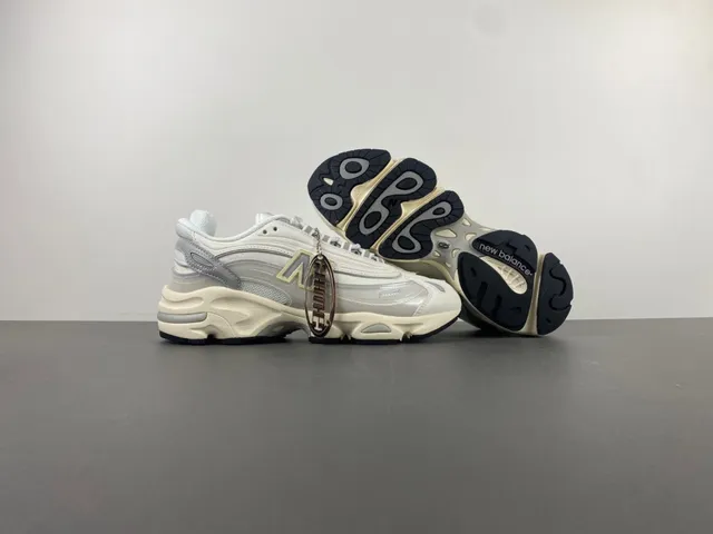 New Balance 9060 Off-White et gris sneakers chunky 12