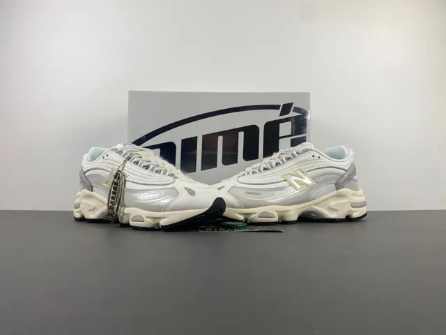 New Balance 9060 Off-White et gris sneakers chunky 13