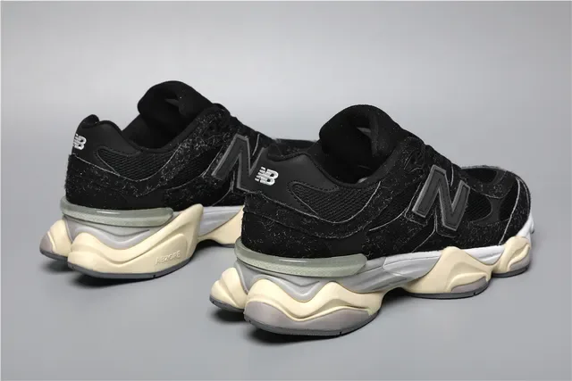 New Balance 9060 sneakers lifestyle noir crème à taches 3