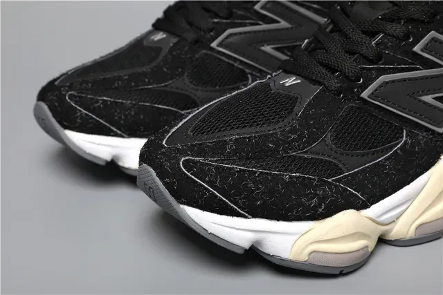New Balance 9060 sneakers lifestyle noir crème à taches 4