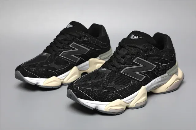 New Balance 9060 sneakers lifestyle noir crème à taches 5