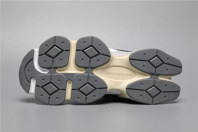 New Balance 9060 sneakers lifestyle noir crème à taches 6