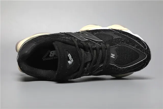 New Balance 9060 sneakers lifestyle noir crème à taches 7