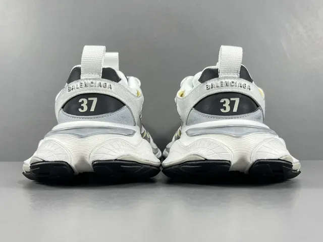 New Balance 9060 Sneakers Chunky Blanc et Noir 17