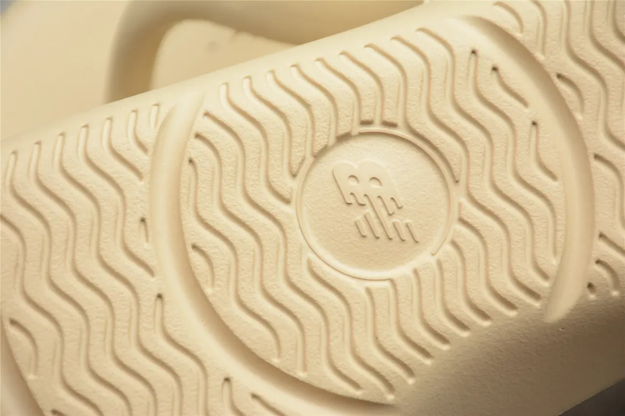 New Balance Beige Construction Monobloc Moldée Minimaliste Sangle Thong Sandales 3
