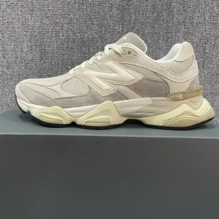 New Balance Beige Blanc Chaussures Chunky Solaire Médiane Sculptée Partie Supérieure Mélangée Daim Et Maille