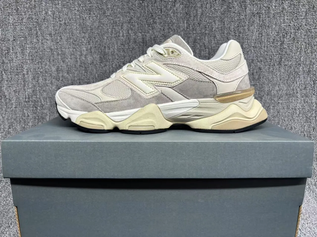 New Balance Beige Branco Tênis Chunky Com Sola Intermediária Esculpida E Parte Superior Mista De Camurça E Malha 2