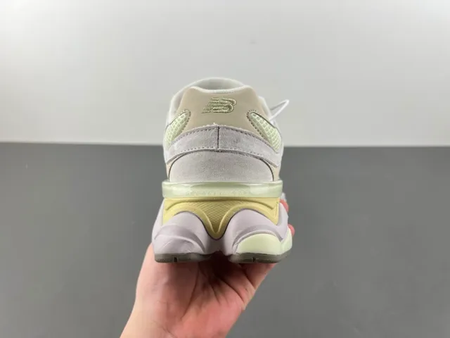 New Balance Beige Jaune Haut Malla Layered Et Suédé Oversized Cousu 'N' Logo Chaussures Chunky 4