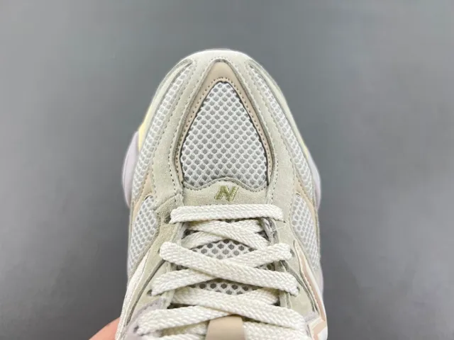 New Balance Beige Jaune Haut Malla Layered Et Suédé Oversized Cousu 'N' Logo Chaussures Chunky 5