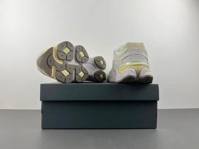 New Balance Beige Jaune Haut Malla Layered Et Suédé Oversized Cousu 'N' Logo Chaussures Chunky 16