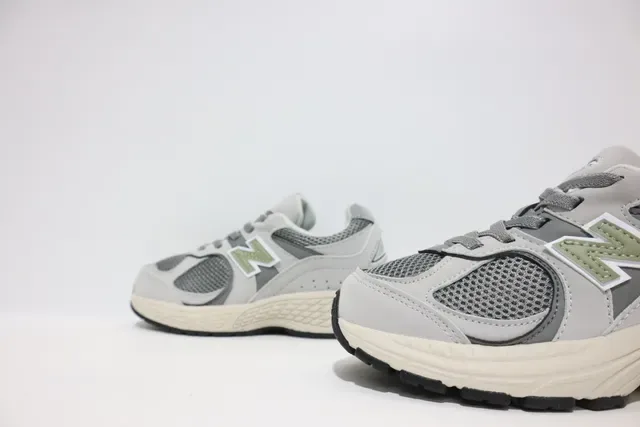 New Balance أسود رمادي silhouette سميك شبكة وتغطية اصطناعية أحذية رياضية للأسلوب الحياتي 4