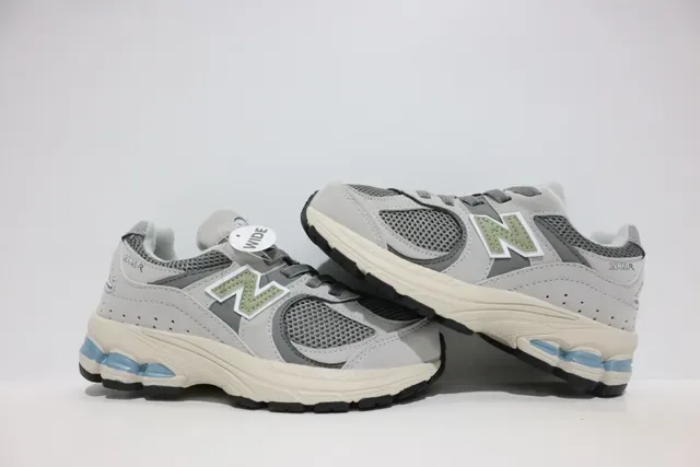 New Balance أسود رمادي silhouette سميك شبكة وتغطية اصطناعية أحذية رياضية للأسلوب الحياتي 10