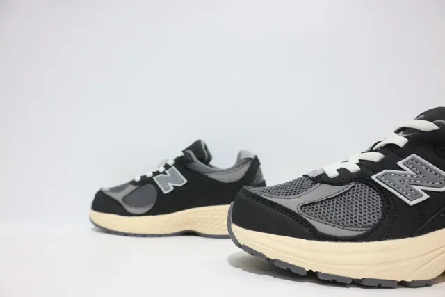 New Balance أسود رمادي silhouette سميك شبكة وتغطية اصطناعية أحذية رياضية للأسلوب الحياتي 13