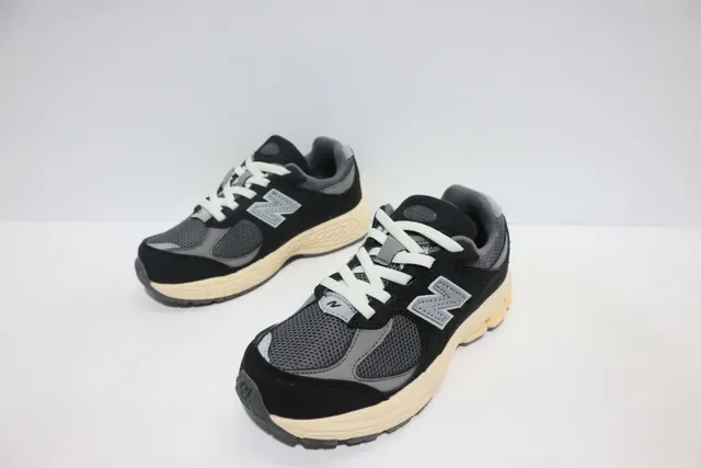 New Balance أسود رمادي silhouette سميك شبكة وتغطية اصطناعية أحذية رياضية للأسلوب الحياتي 15