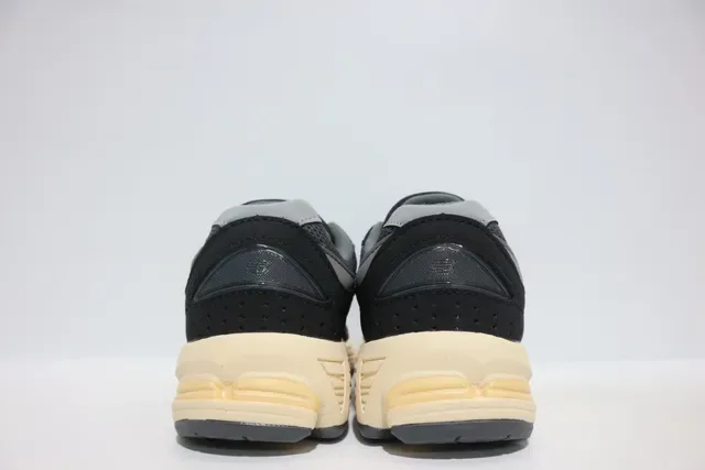 New Balance أسود رمادي silhouette سميك شبكة وتغطية اصطناعية أحذية رياضية للأسلوب الحياتي 16