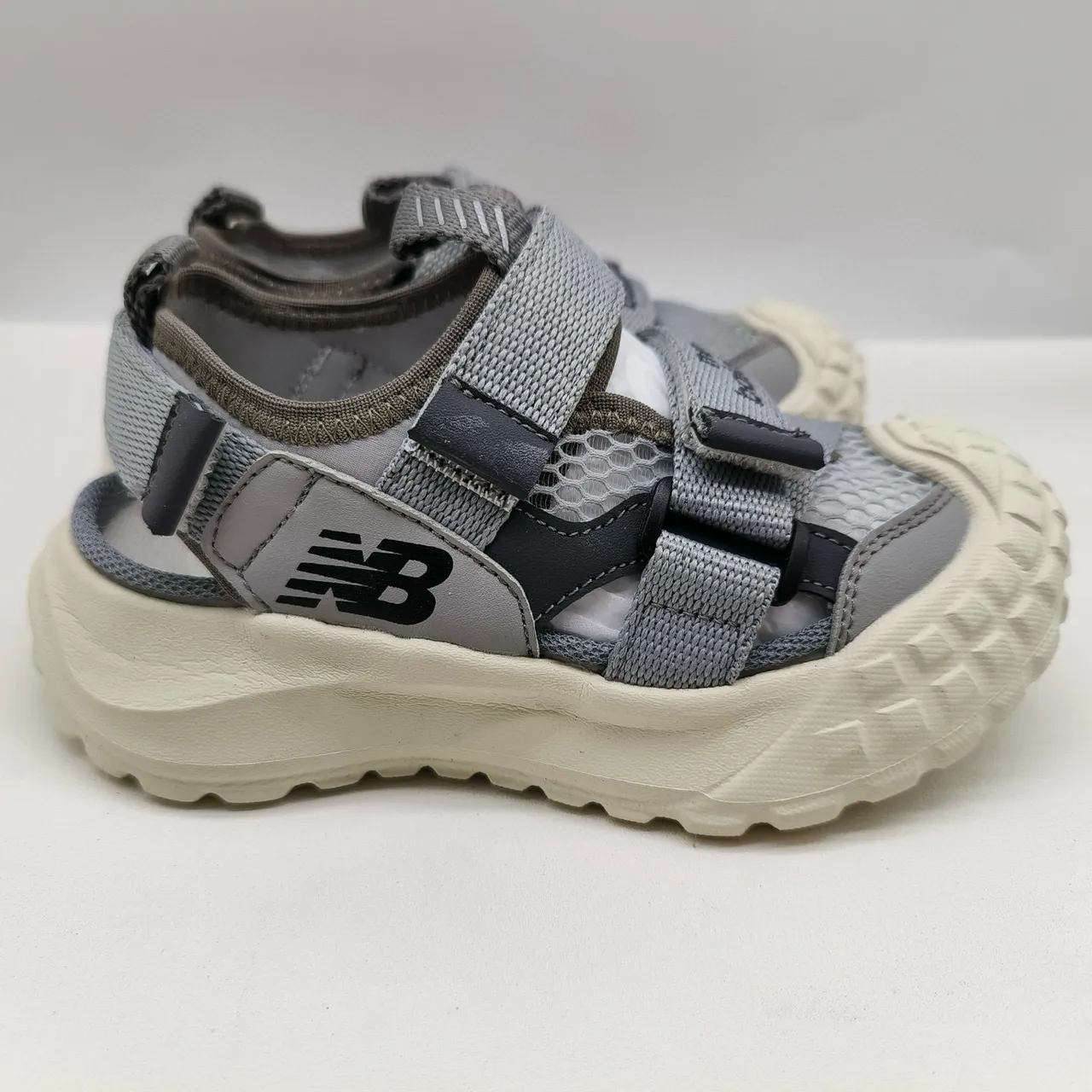 New Balance صندل أطفال مغامرة أسود كريمي صندل كاجوال 2