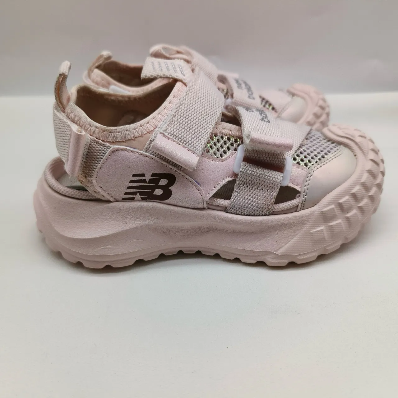 New Balance صندل أطفال مغامرة أسود كريمي صندل كاجوال 7