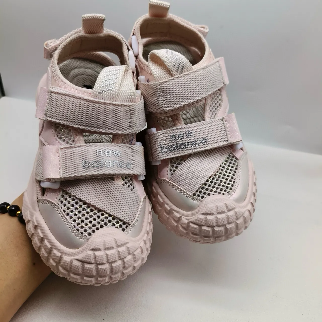 New Balance صندل أطفال مغامرة أسود كريمي صندل كاجوال 8