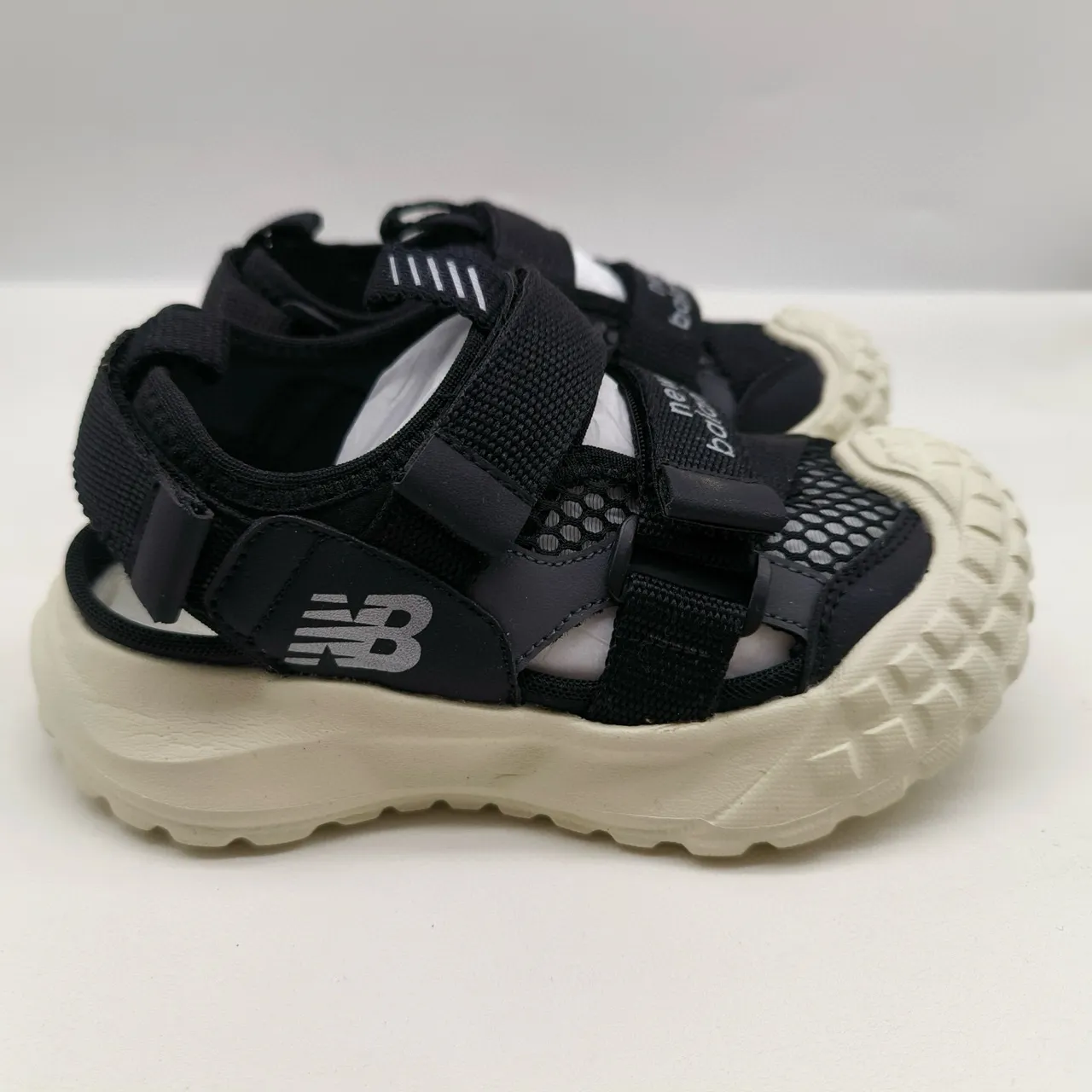 New Balance صندل أطفال مغامرة أسود كريمي صندل كاجوال 10