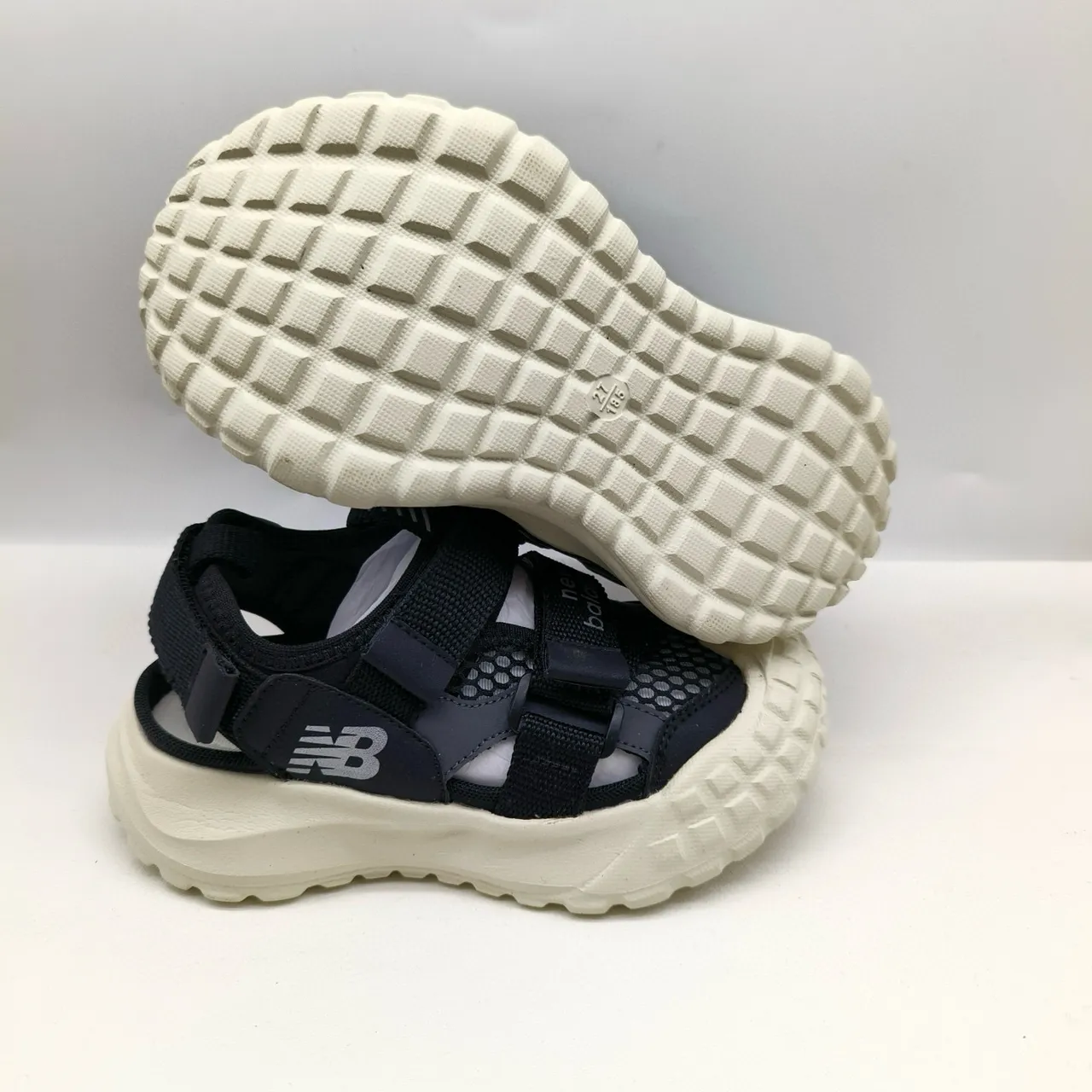 New Balance صندل أطفال مغامرة أسود كريمي صندل كاجوال 13