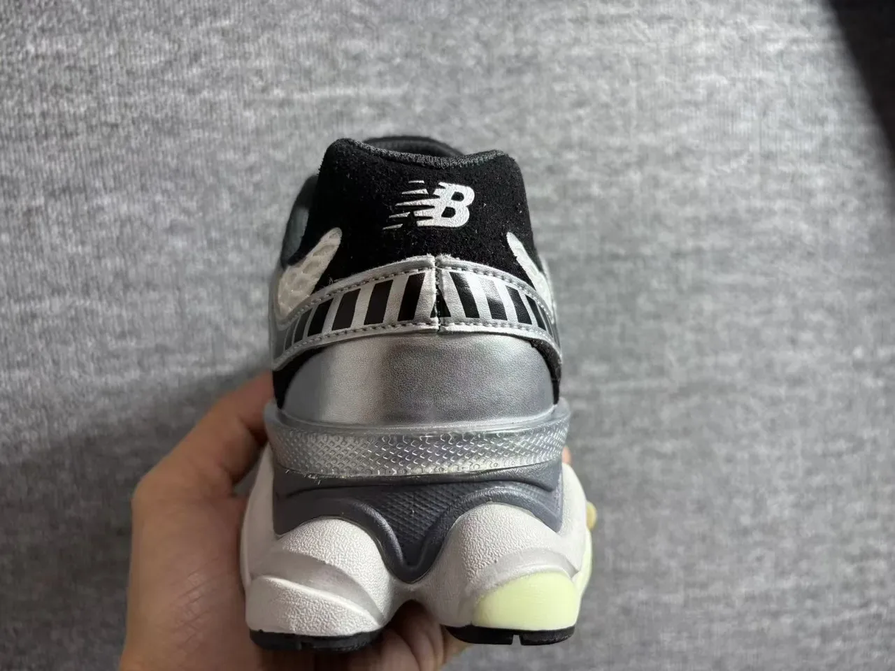 New Balance Argent Noir Semelle Intermédiaire Multicouche Maille Métallique Supérieure Sneakers Chunky 2