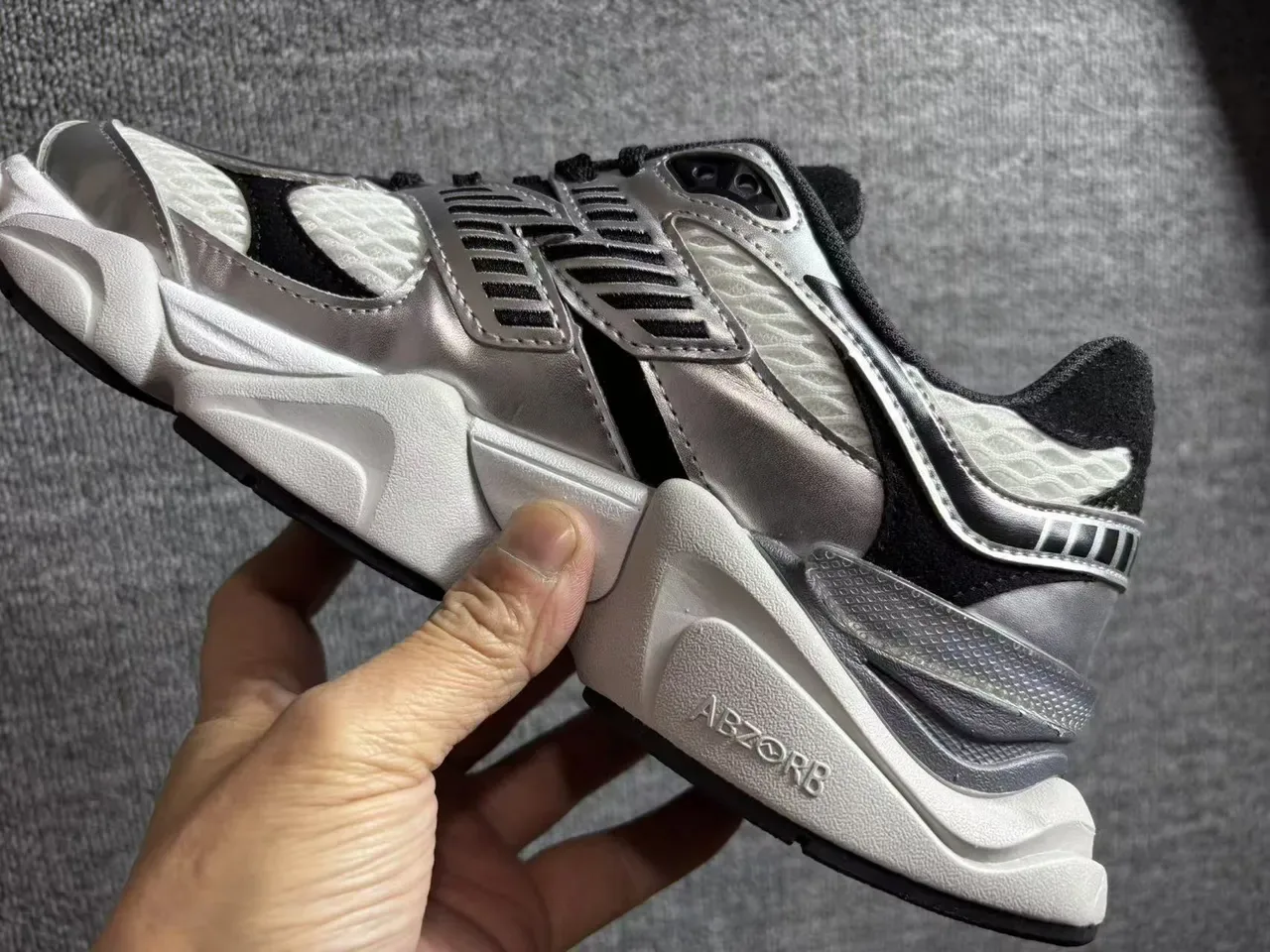 New Balance Argent Noir Semelle Intermédiaire Multicouche Maille Métallique Supérieure Sneakers Chunky 4