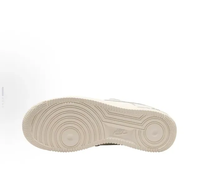 Nike Air Force 1 Beige Gris baskets lifestyle basses perforées à l'avant-pied 2