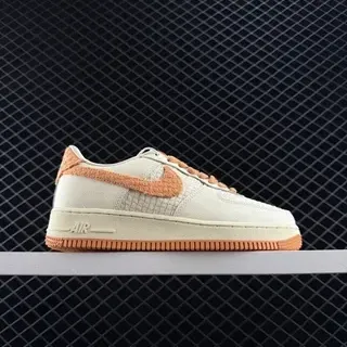 Nike Air Force 1 Low Off-White और नारंगी लाइफस्टाइल स्नीकर्स