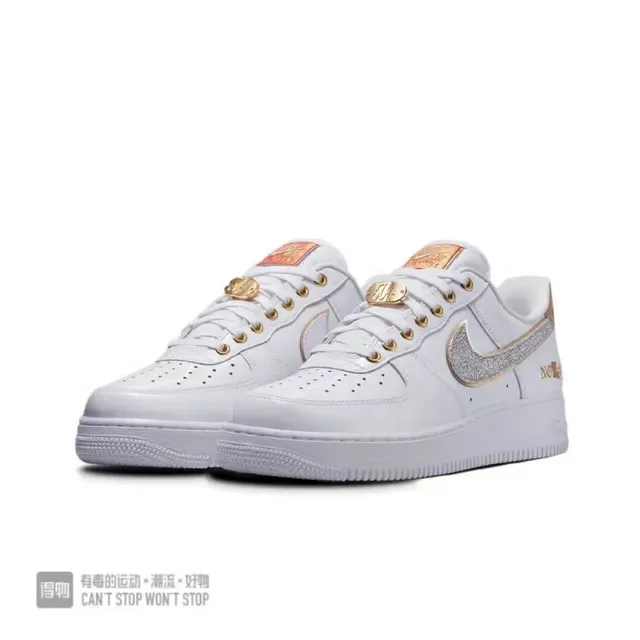 Nike Air Force 1 blanc pailleté argent Swoosh matériel doré sneakers lifestyle 5