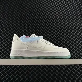 Nike Air Force 1 सफेद हरा लो-टॉप छिद्रित टो बॉक्स लाइफस्टाइल स्नीकर