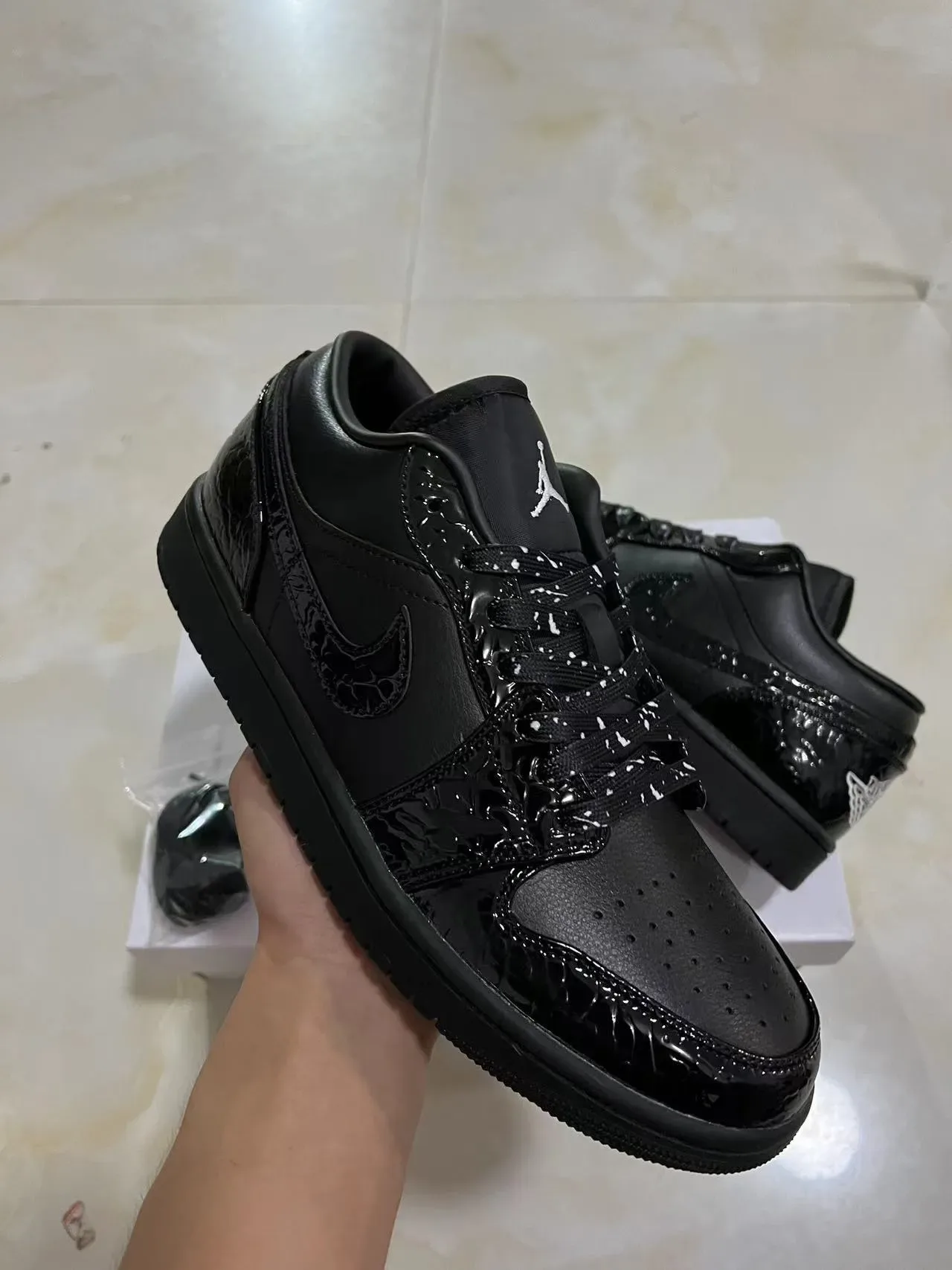 Nike Air Jordan 1 黑色漆皮篮球鞋 2