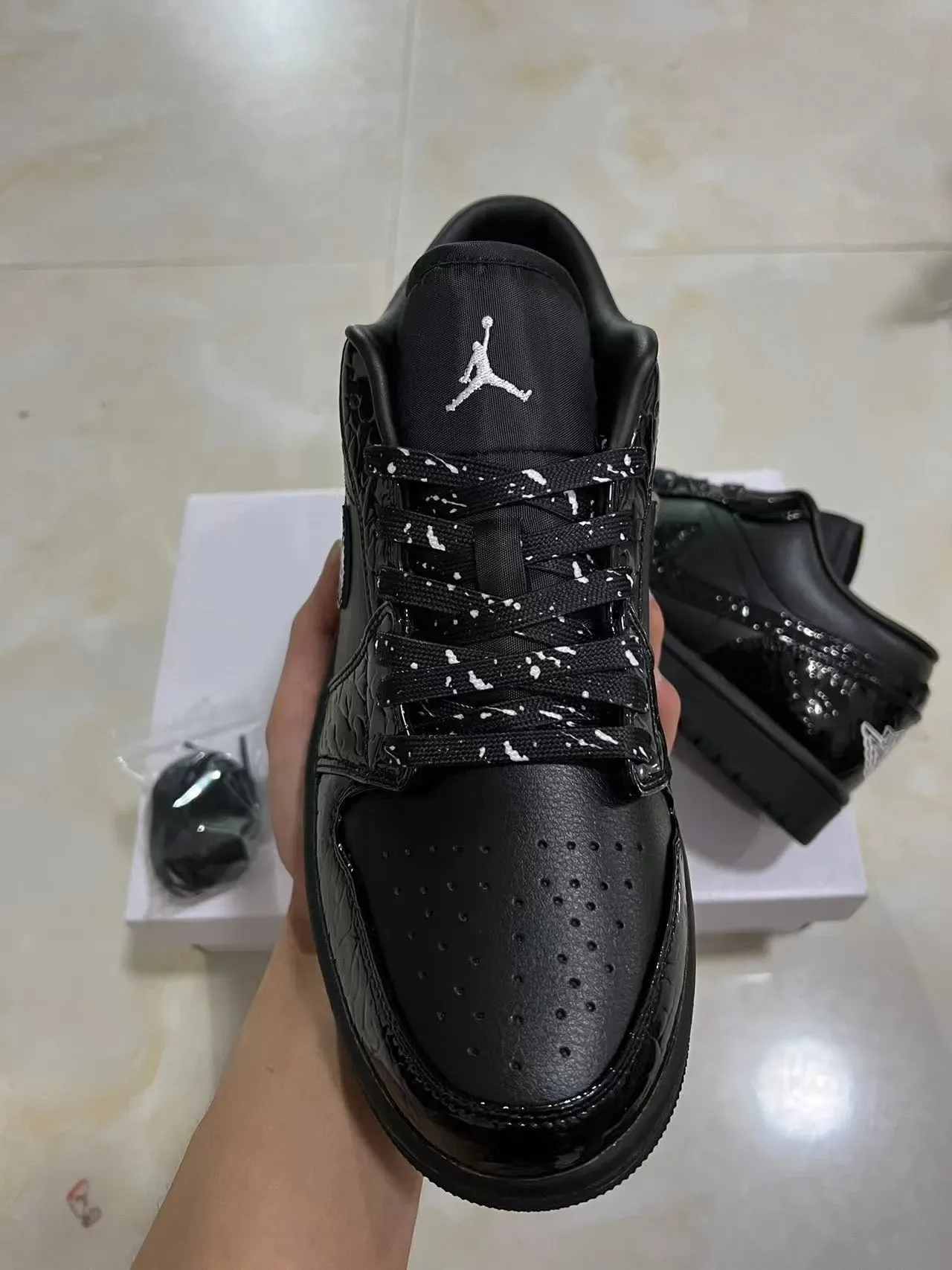 Nike Air Jordan 1 黑色漆皮篮球鞋 3