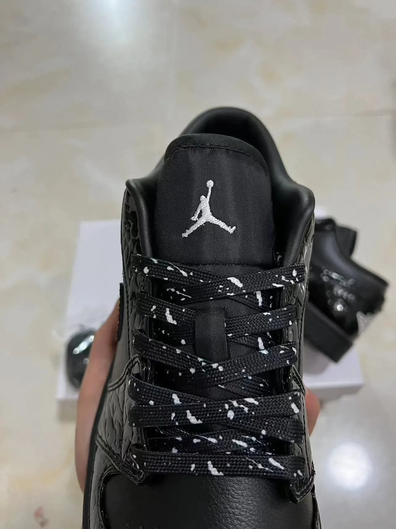Nike Air Jordan 1 黑色漆皮篮球鞋 4