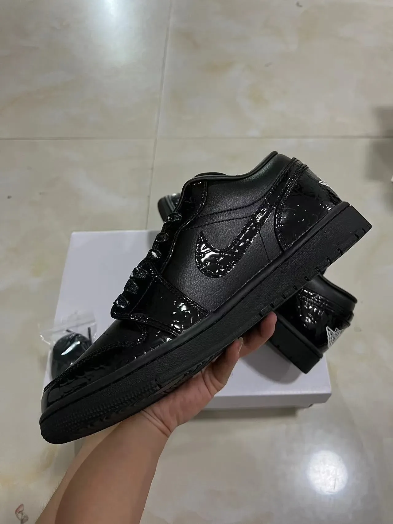 Nike Air Jordan 1 黑色漆皮篮球鞋 5