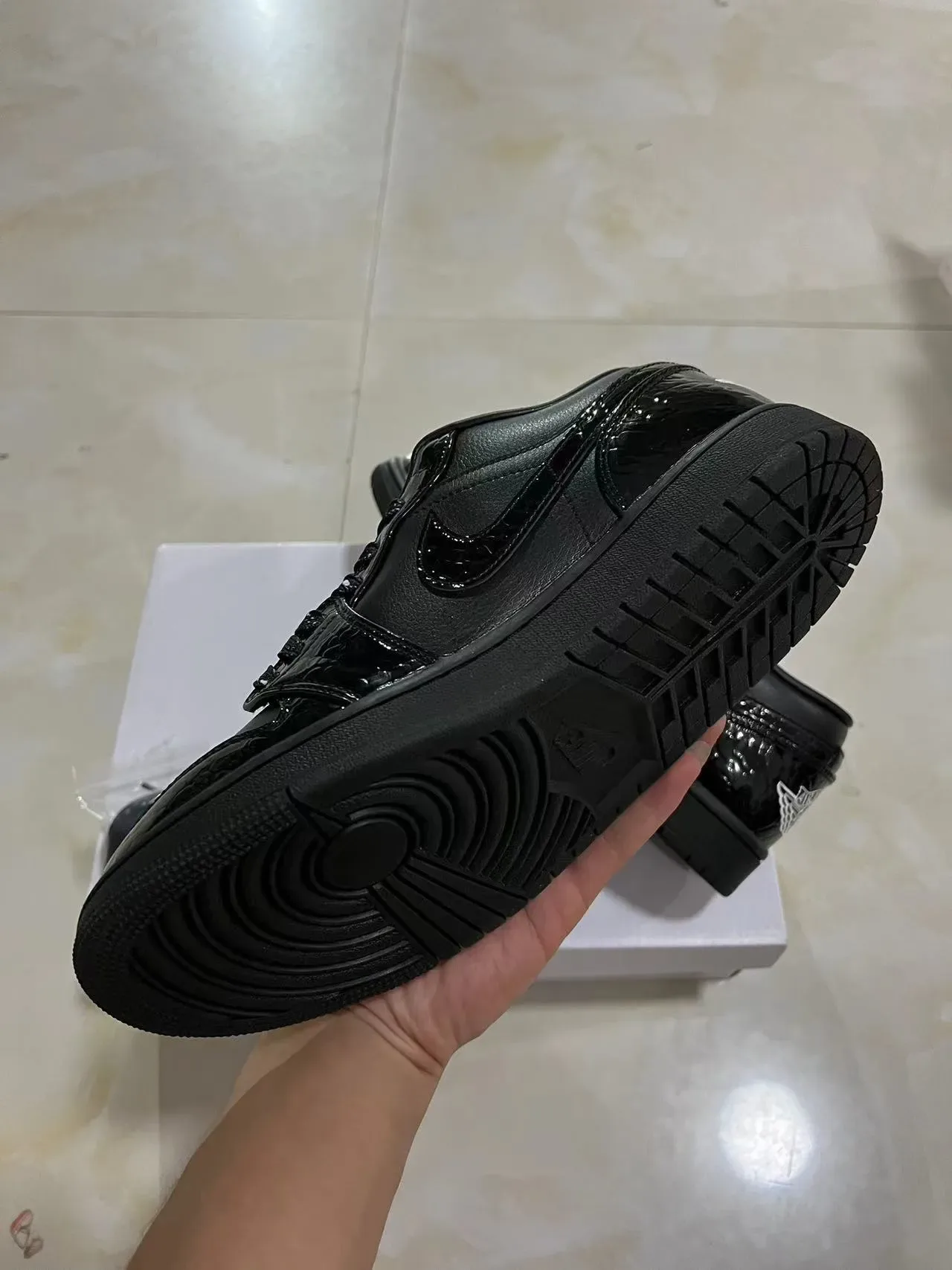 Nike Air Jordan 1 黑色漆皮篮球鞋 6