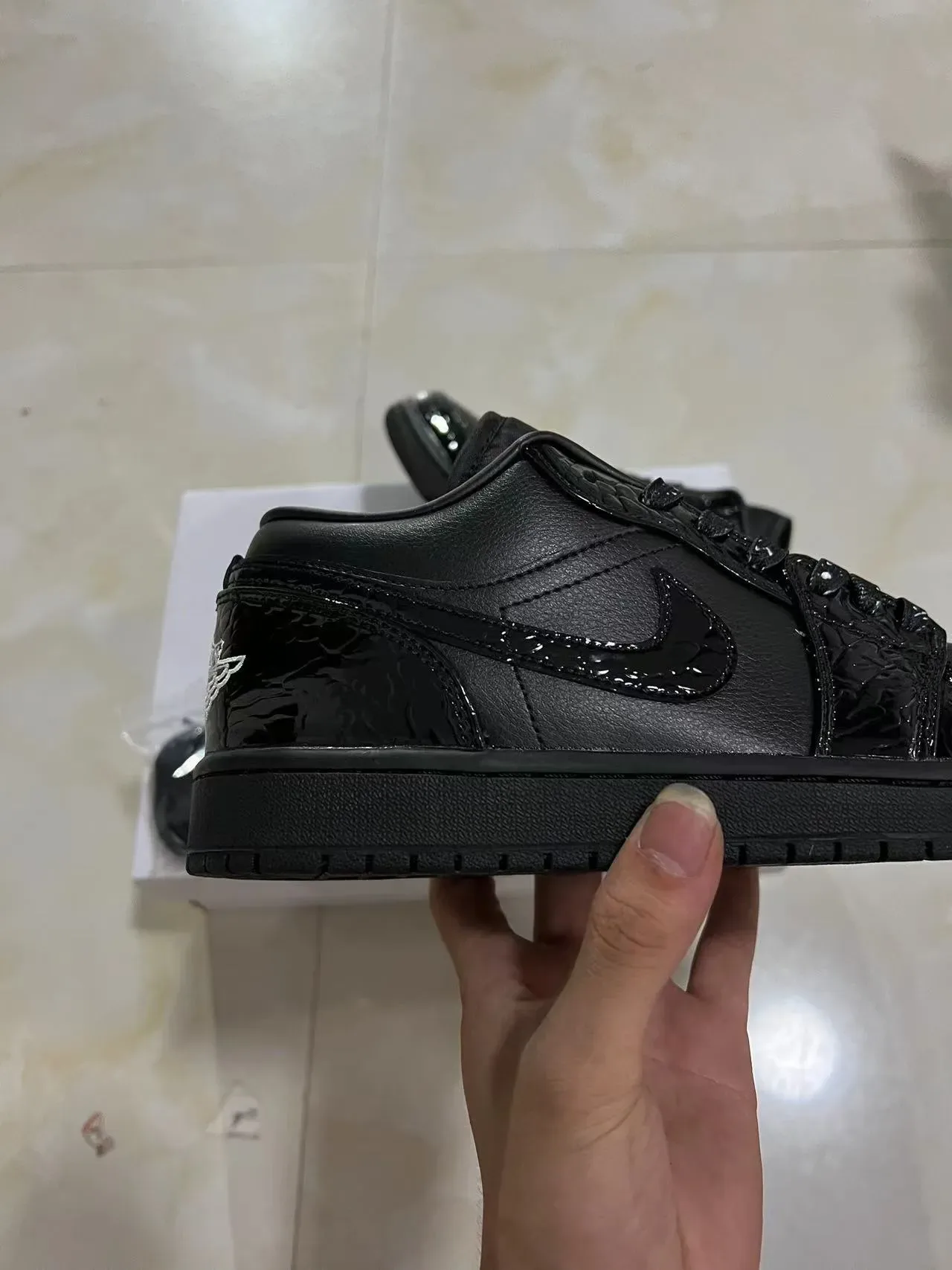 Nike Air Jordan 1 黑色漆皮篮球鞋 7