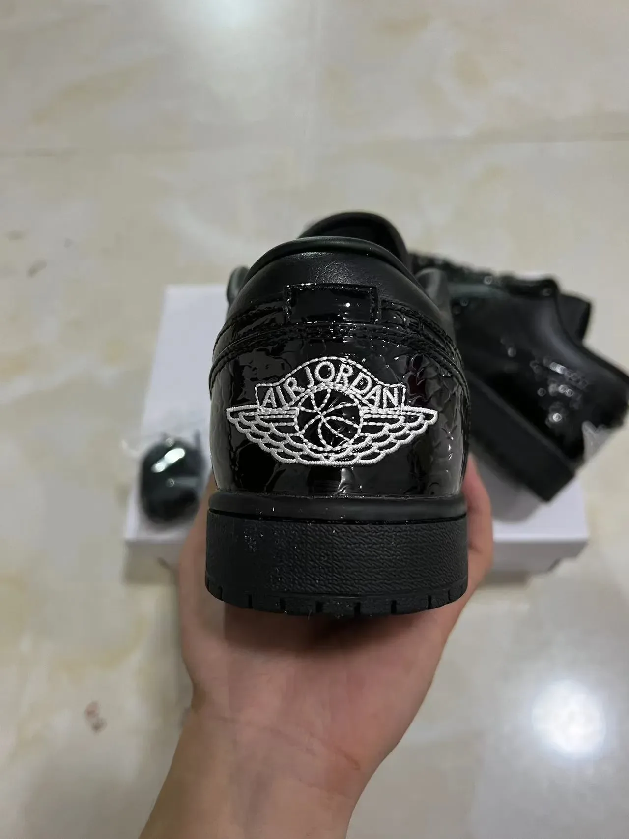 Nike Air Jordan 1 黑色漆皮篮球鞋 8