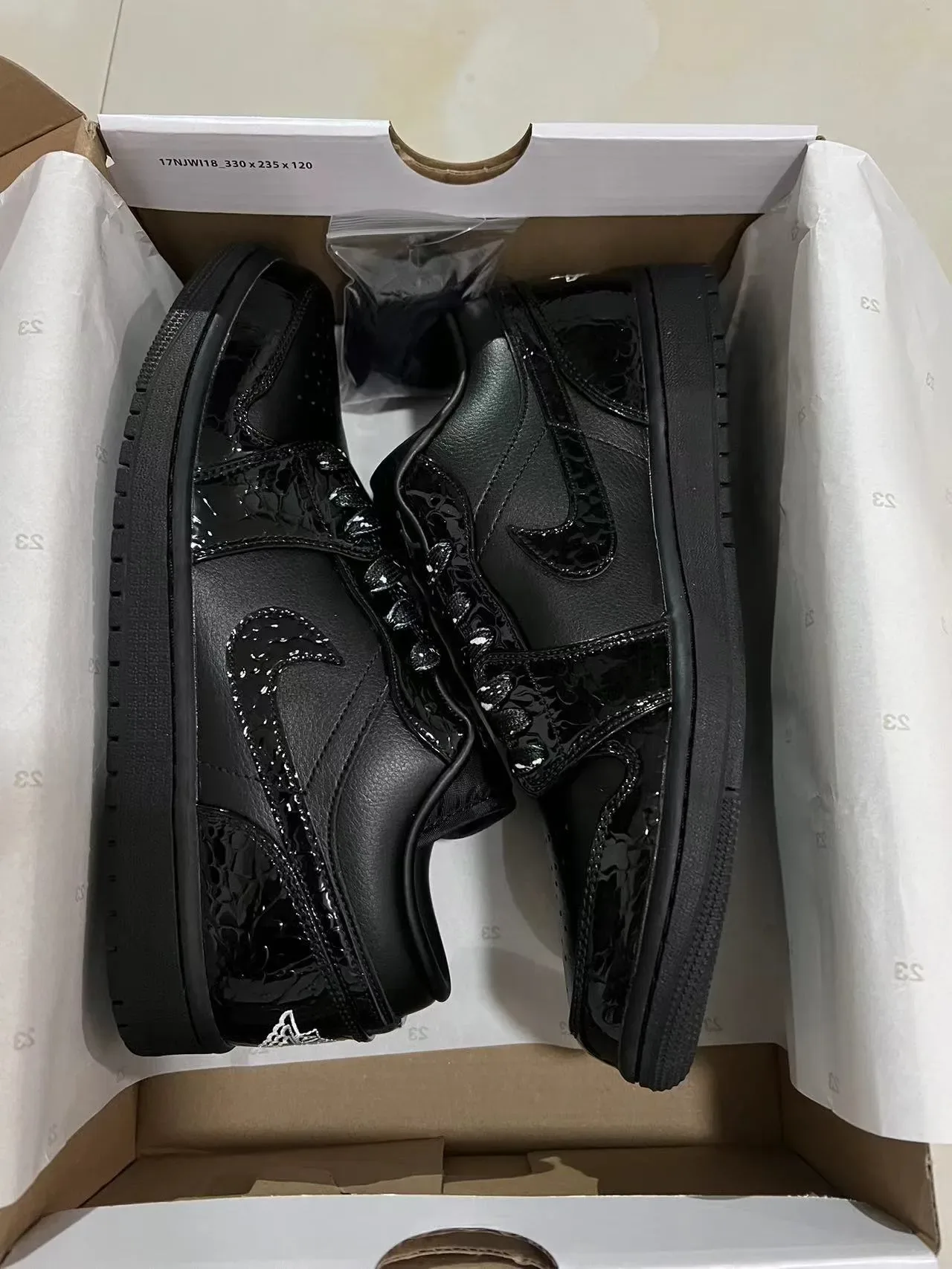 Nike Air Jordan 1 黑色漆皮篮球鞋 9