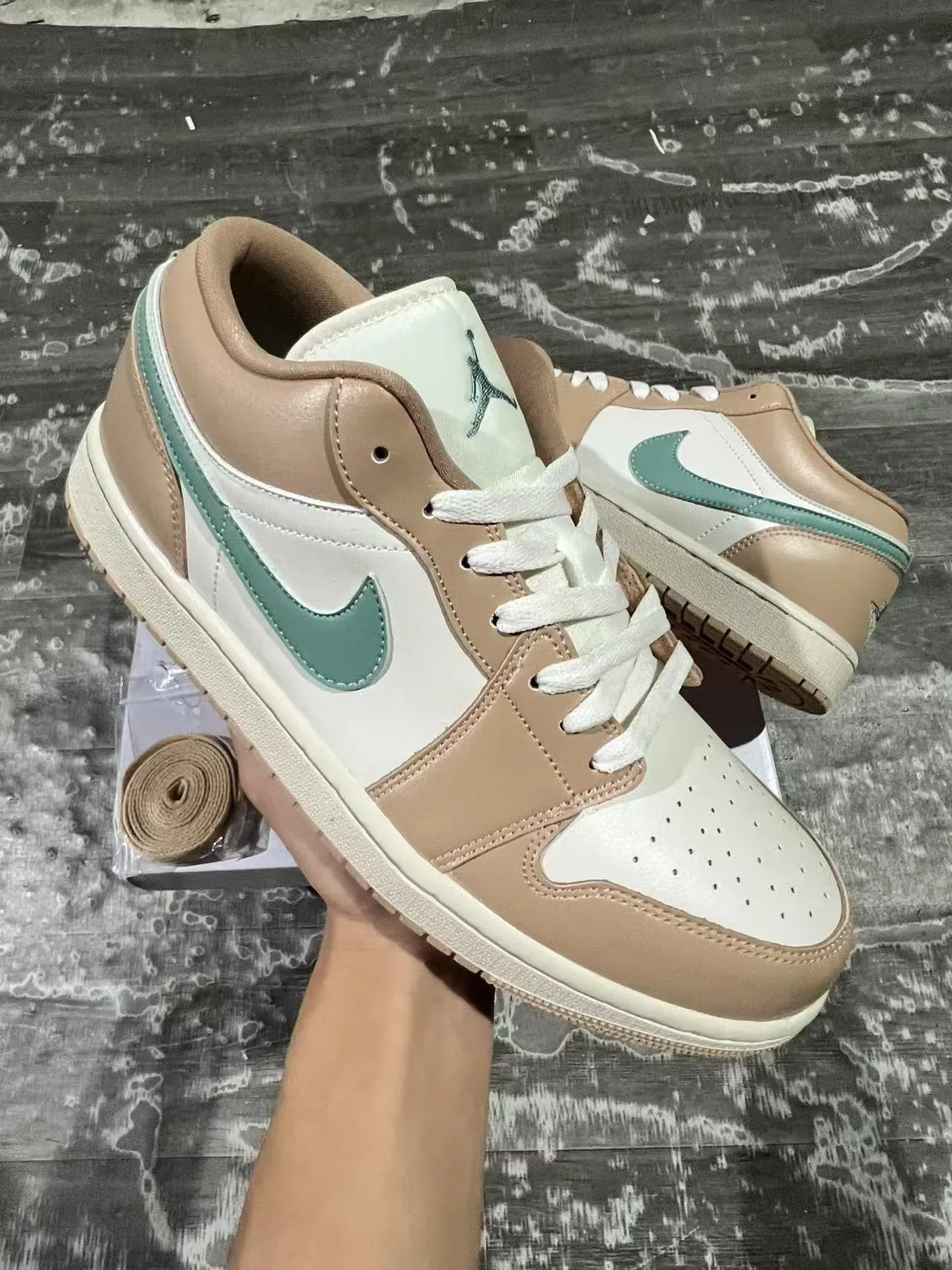 Nike Air Jordan 1 Low Beige et Vert Menthe Sneakers Lifestyle 2