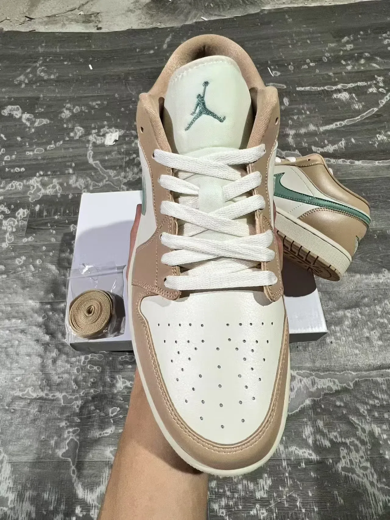 Nike Air Jordan 1 Low Beige et Vert Menthe Sneakers Lifestyle 3