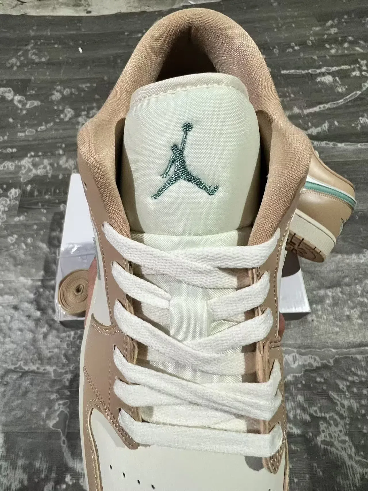 Nike Air Jordan 1 Low Beige et Vert Menthe Sneakers Lifestyle 4