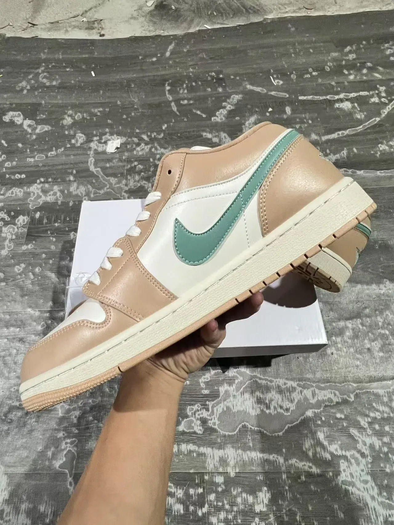 Nike Air Jordan 1 Low Beige et Vert Menthe Sneakers Lifestyle 5