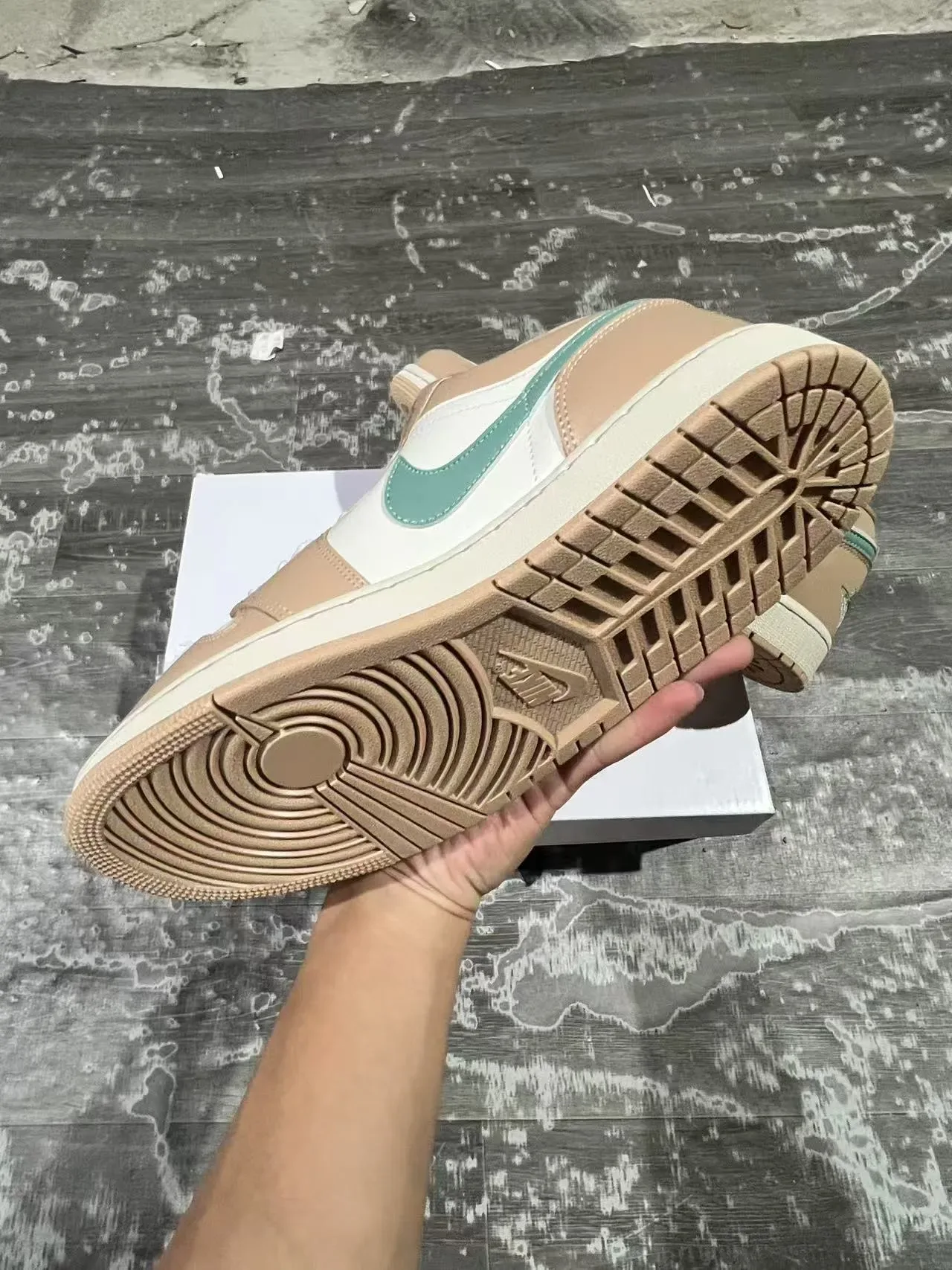 Nike Air Jordan 1 Low Beige et Vert Menthe Sneakers Lifestyle 6