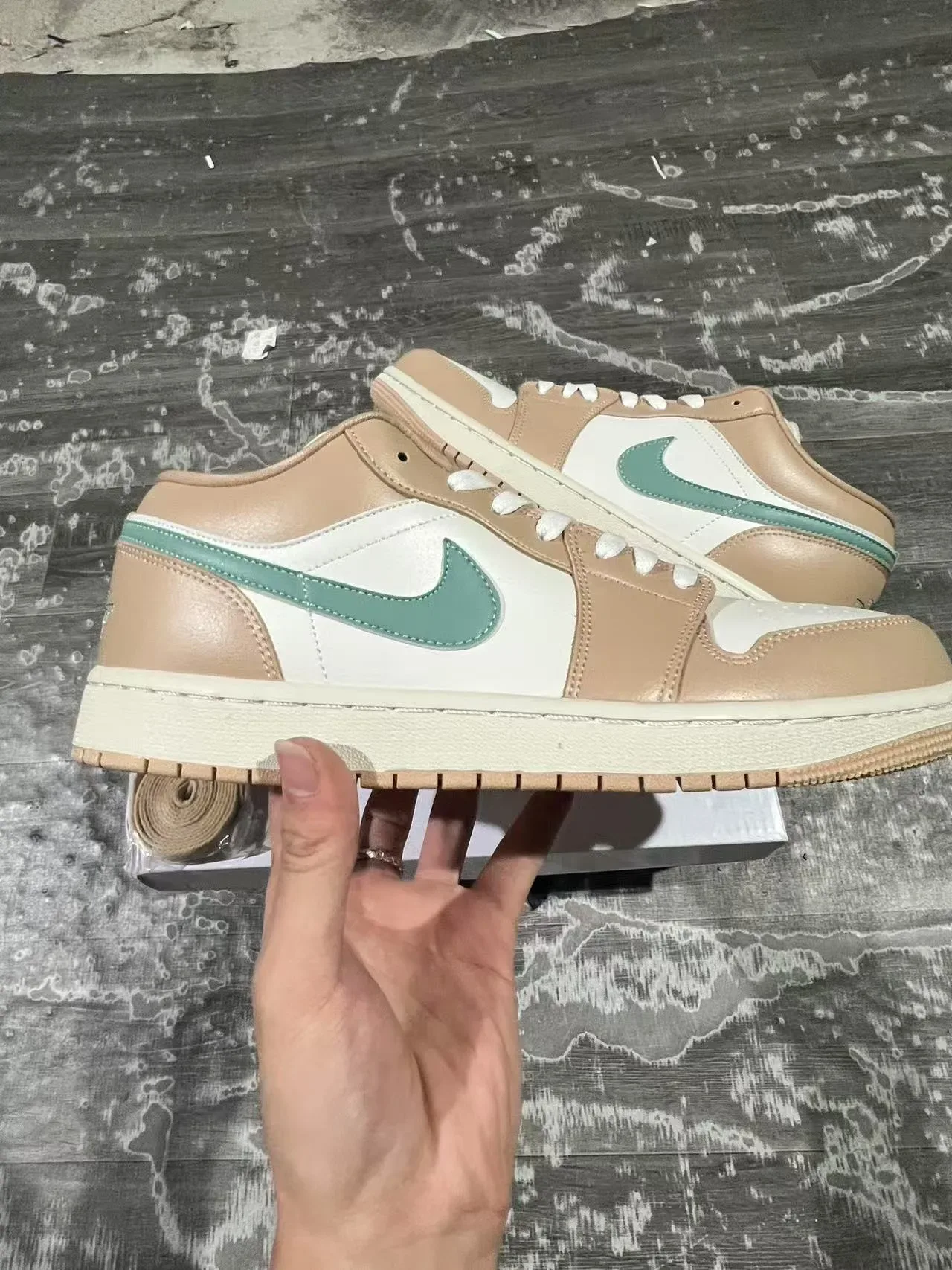Nike Air Jordan 1 Low Beige et Vert Menthe Sneakers Lifestyle 7