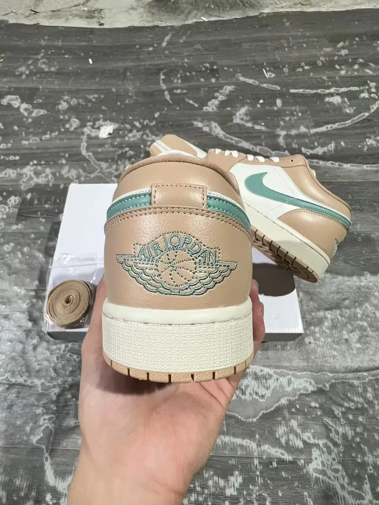 Nike Air Jordan 1 Low Beige et Vert Menthe Sneakers Lifestyle 8