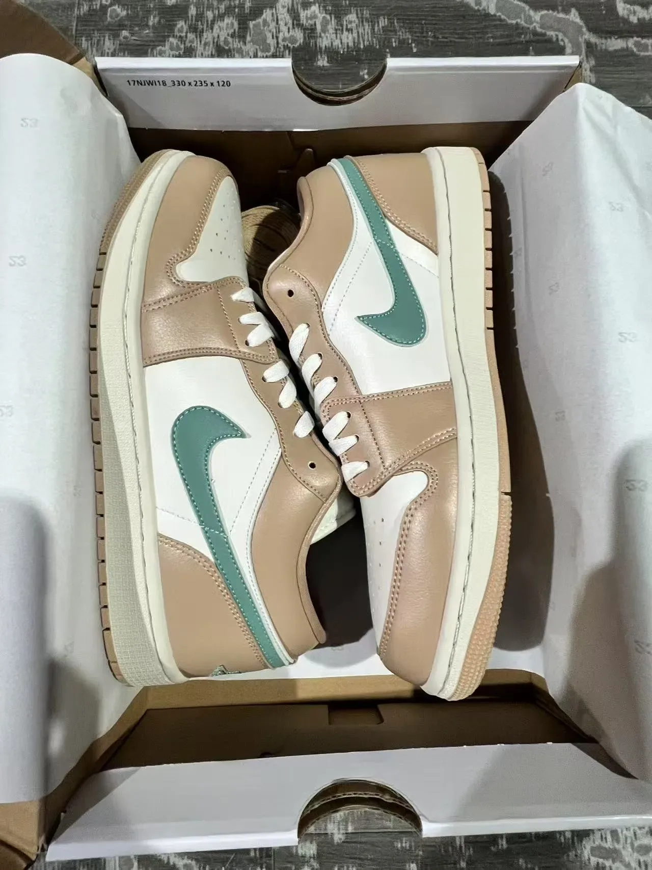 Nike Air Jordan 1 Low Beige et Vert Menthe Sneakers Lifestyle 9